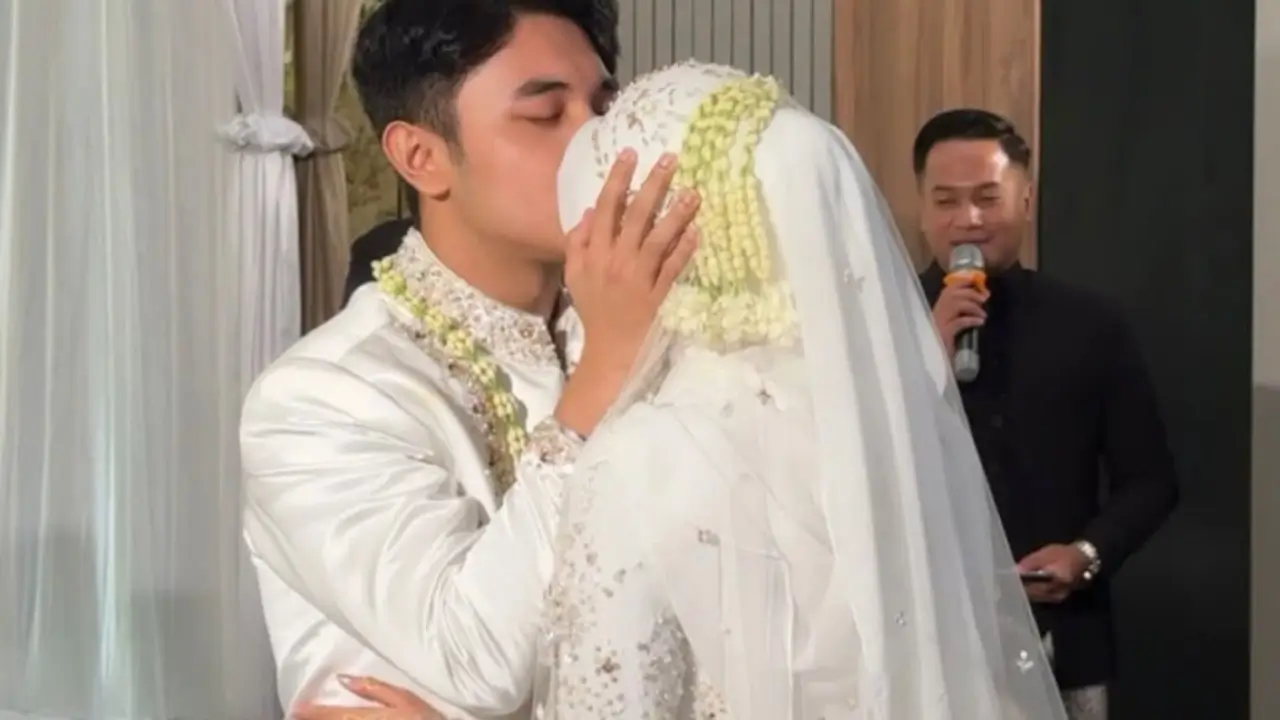Resmi! Youtuber Fiki Naki Menikah dengan Tinandrose Resmi! Youtuber Fiki Naki Menikah dengan Tinandrose