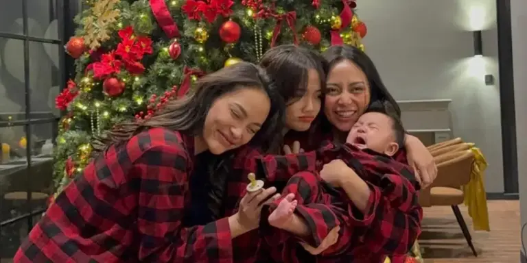 Momen Hangat Natal Erika Carlina Bersama Fuji, Rachel Vennya, dan Baby Andrew Momen Hangat Natal Erika Carlina Bersama Fuji, Rachel Vennya, dan Baby Andrew