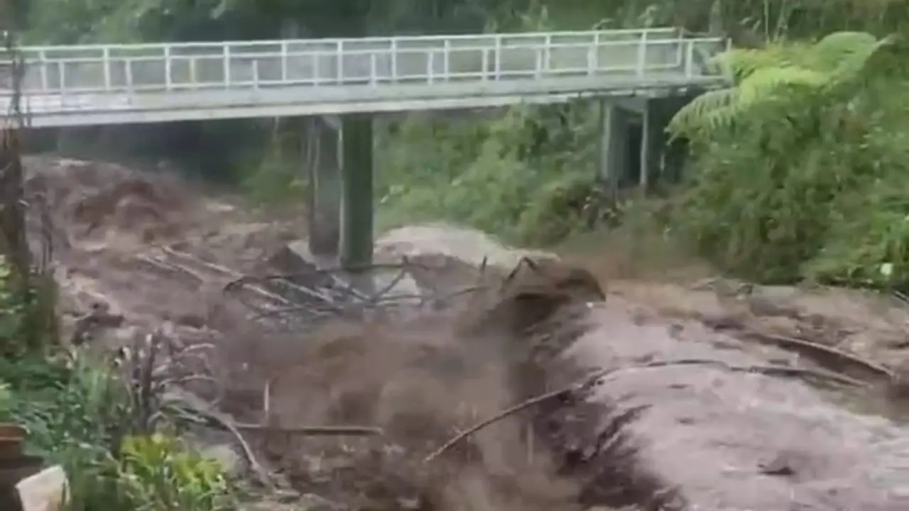 Banjir Bandang Terjang Sungai Guci Tegal, Bawa Air Panas Banjir Bandang Terjang Sungai Guci Tegal, Bawa Air Panas