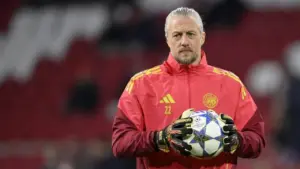 Remko Pasveer Hengkang, Ajax Bidik Maarten Paes sebagai Kiper Utama Baru