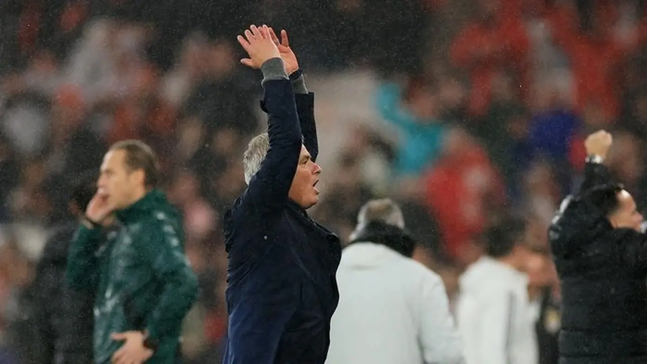 Jose Mourinho Minta Maaf ke Arbeloa Usai Selebrasi Gol Dramatis Benfica ke Gawang Real Madrid Jose Mourinho Minta Maaf ke Arbeloa Usai Selebrasi Gol Dramatis Benfica ke Gawang Real Madrid