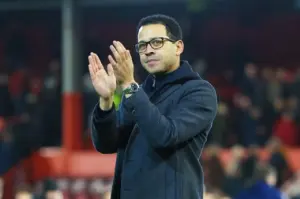 Liam Rosenior Ambil Alih Chelsea, Siap Terapkan Taktik Umpan Pendek dan Tiga Bek