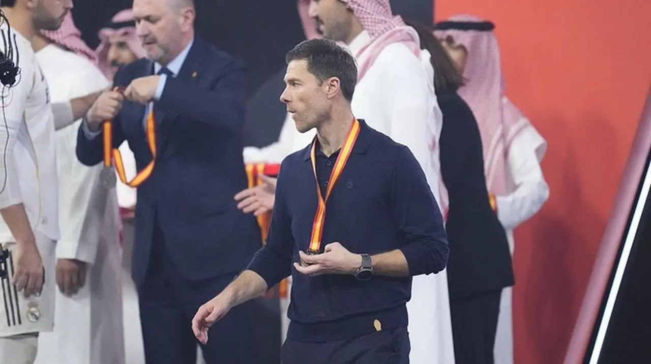 Xabi Alonso ‘Turut’ pada Kylian Mbappe di Final Piala Super Spanyol, Otoritas Pelatih Dipertanyakan Xabi Alonso ‘Turut’ pada Kylian Mbappe di Final Piala Super Spanyol, Otoritas Pelatih Dipertanyakan