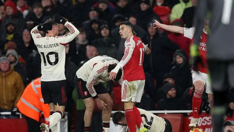 Liverpool Takkan Belanja Bek Meski Dihantam Krisis Pemain Belakang
