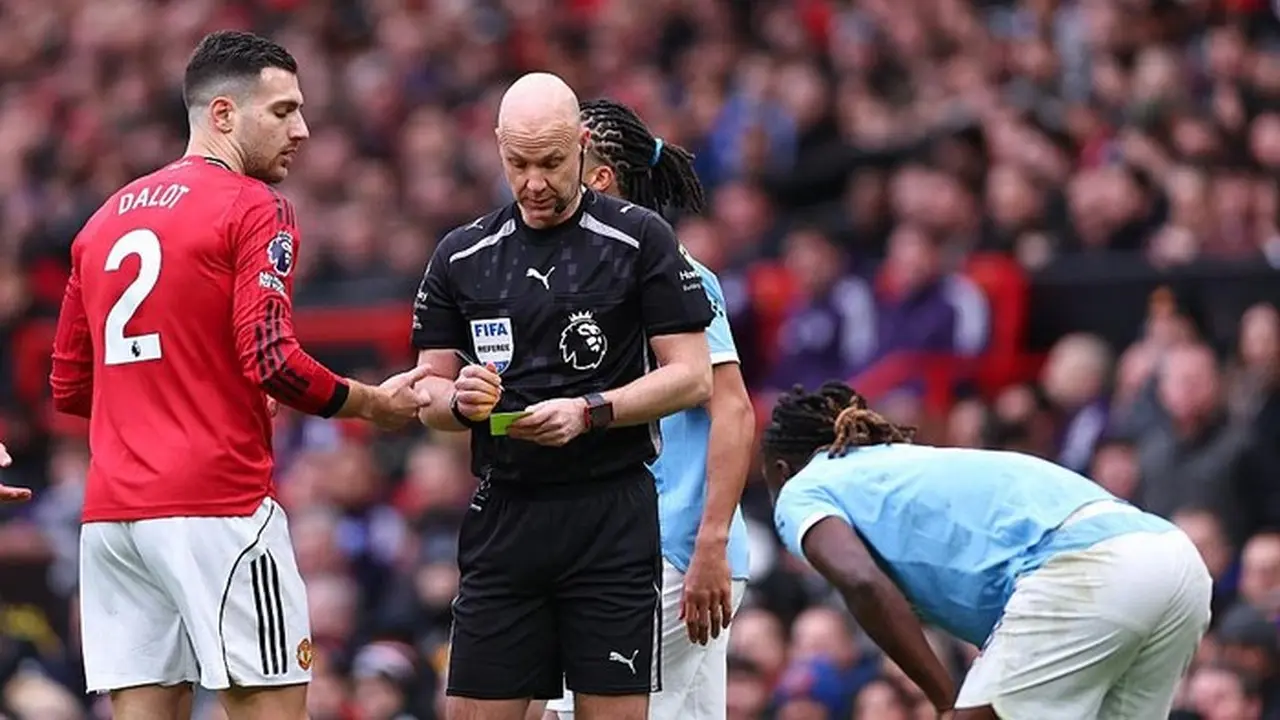 Derby Manchester: Diogo Dalot Lolos Kartu Merah, Liga Inggris Beri Penjelasan Derby Manchester: Diogo Dalot Lolos Kartu Merah, Liga Inggris Beri Penjelasan