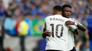 Kylian Mbappe Bela Vinicius Junior dari Cemoohan Fans Real Madrid