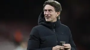 Manajer Tottenham Thomas Frank Tertangkap Kamera Minum dari Gelas Arsenal, Netizen Heboh