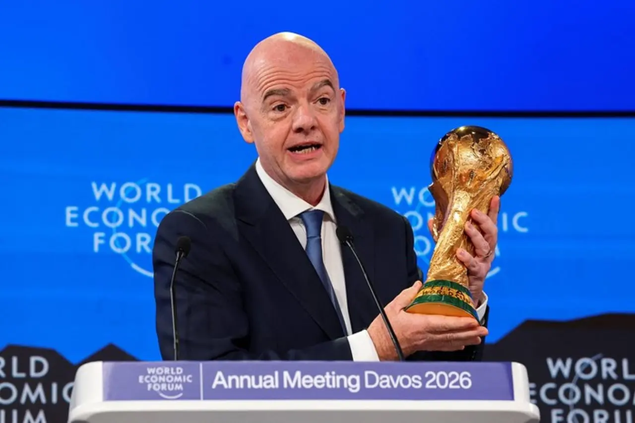 Gianni Infantino: Pegang Trofi Piala Dunia, Cara Jadi Presiden FIFA