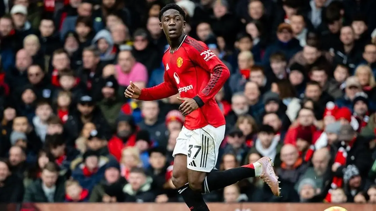 Michael Carrick Akui Belum Beri Instruksi Taktik Khusus untuk Kobbie Mainoo