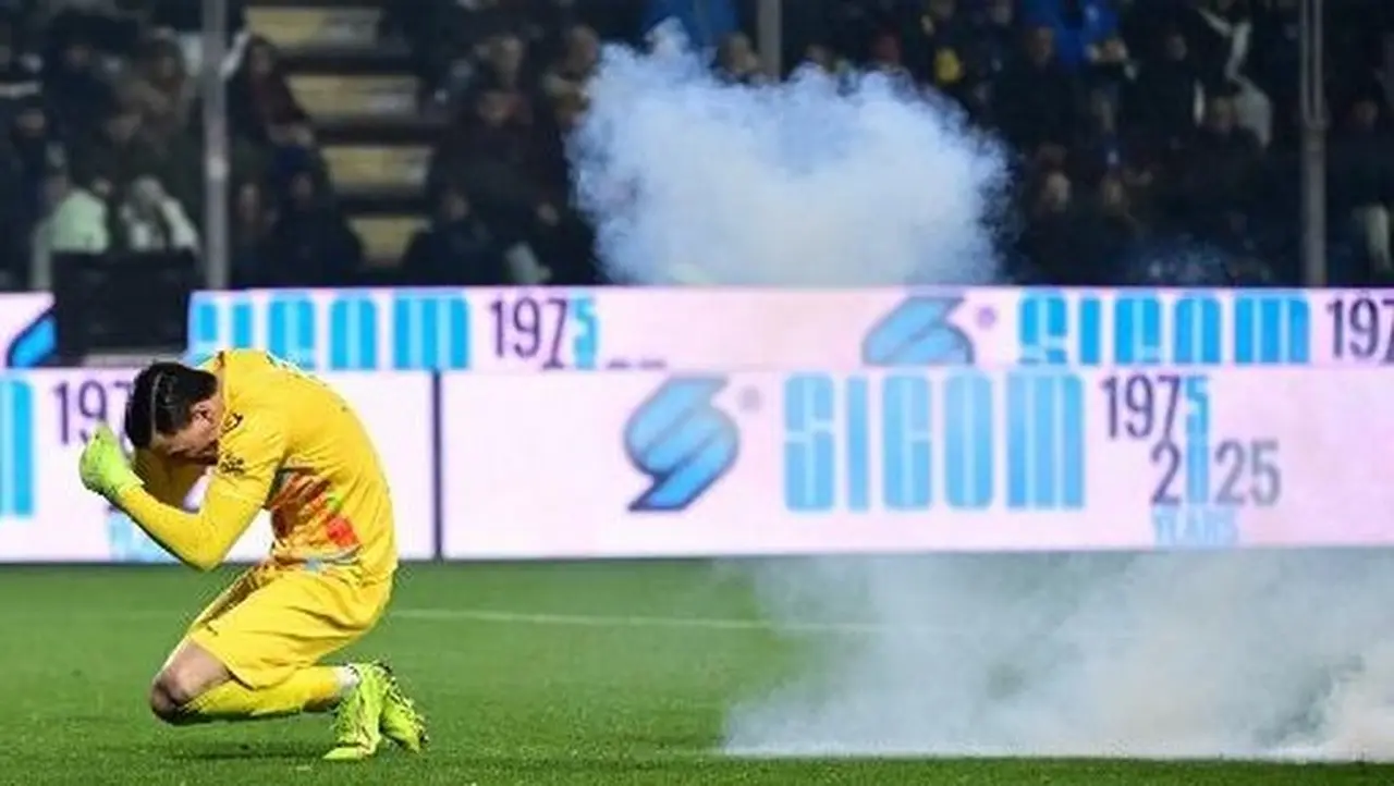 Kena Lemparan Flare Suporter Inter, Kiper Emil Audero Dapat Permintaan Maaf dari Lautaro Martinez Kena Lemparan Flare Suporter Inter, Kiper Emil Audero Dapat Permintaan Maaf dari Lautaro Martinez