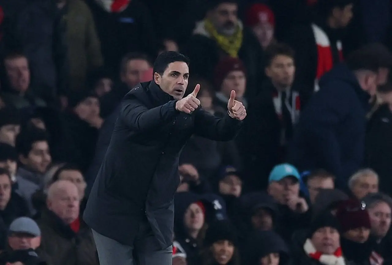 Tertawa di Pinggir Lapangan, Mikel Arteta Diganjar Kartu Kuning oleh Wasit