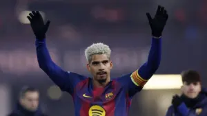 Gol Copa del Rey, Araujo Peluk Hansi Flick: Terima Kasih atas Dukungan di Masa Sulit