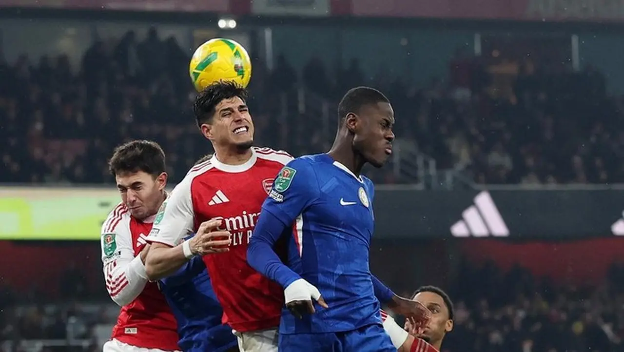 Taktik Nekat Chelsea: Tiga Pemain Maju Saat Korner Arsenal, Strategi Baru Hentikan Set-Piece Maut?