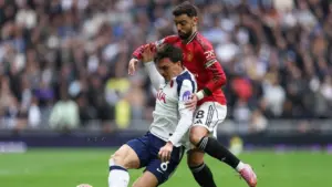 Michael Carrick Waspadai Semangat Juang Tottenham Hotspur di Old Trafford