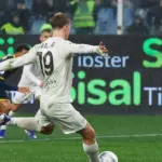 Drama Injury Time: Napoli Bungkam Genoa 3-2, Teror Duo Milan di Puncak Klasemen Serie A