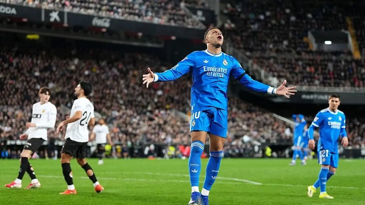 Alvaro Carreras: Kylian Mbappe adalah Monster Gol Real Madrid yang Memberikan Perlakuan Baik Alvaro Carreras: Kylian Mbappe adalah Monster Gol Real Madrid yang Memberikan Perlakuan Baik