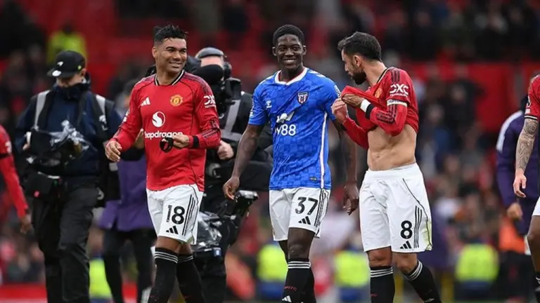 Tangan Dingin Carrick: Kobbie Mainoo, Casemiro, dan Bruno Fernandes Bersinar di Manchester United Tangan Dingin Carrick: Kobbie Mainoo, Casemiro, dan Bruno Fernandes Bersinar di Manchester United