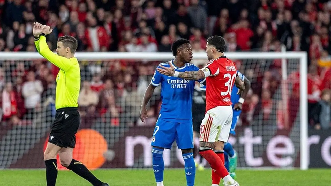 Gesture ‘X’ Wasit: Protokol Anti-Rasisme Diaktifkan Saat Vinicius Jr Lapor Pelecehan di Laga Benfica vs Real Madrid